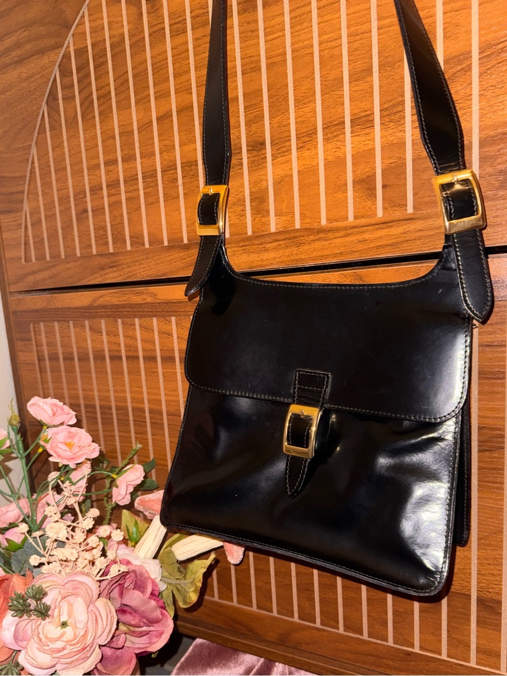 Vintage genuine leather women’s handbag gold buckle strap Laura Leigh